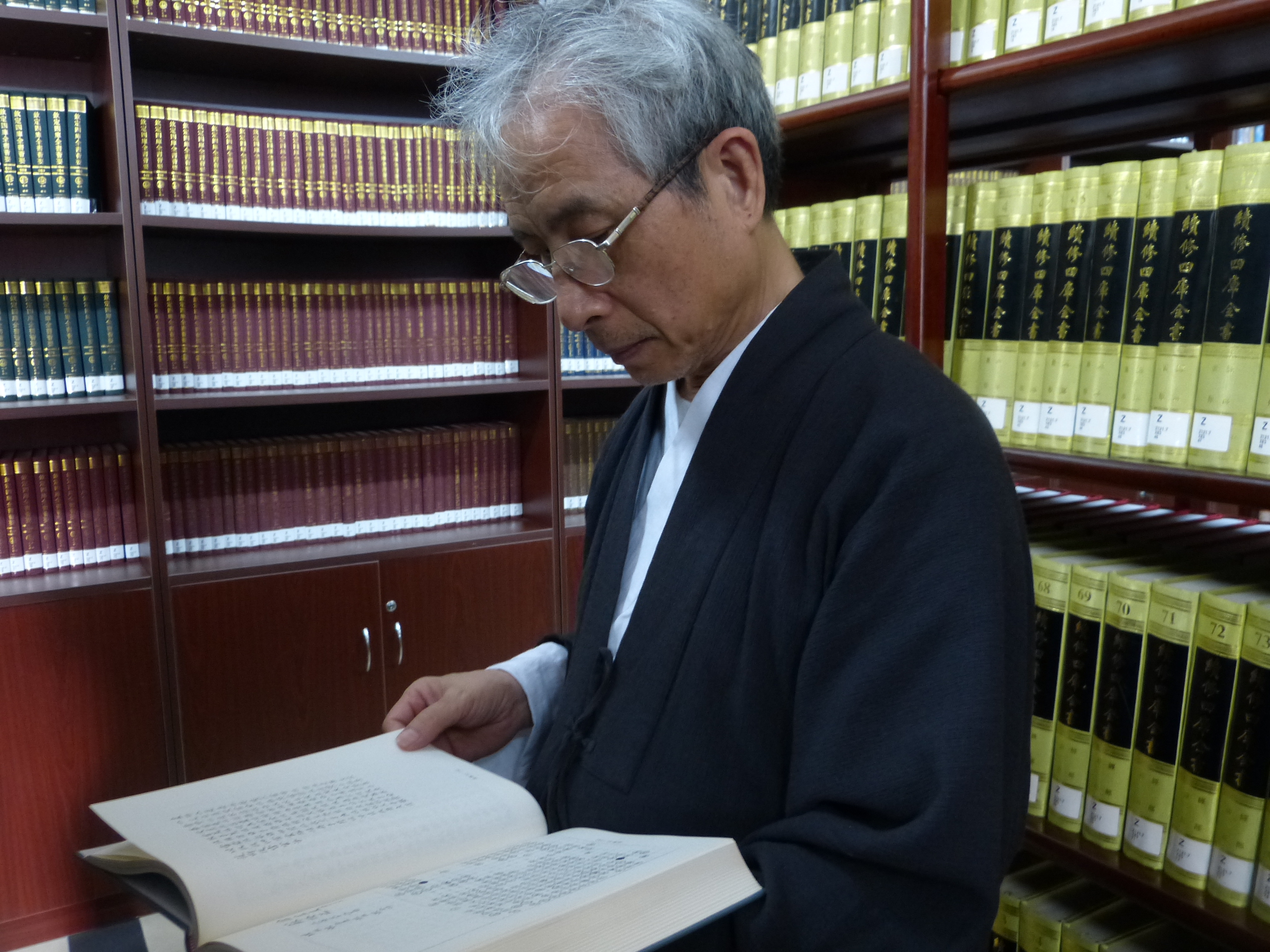 20130522教授全国巡讲广州上午 国学院藏书馆，据陪同老师讲，王老师是唯一一位进来参观会认真翻看书的人.JPG